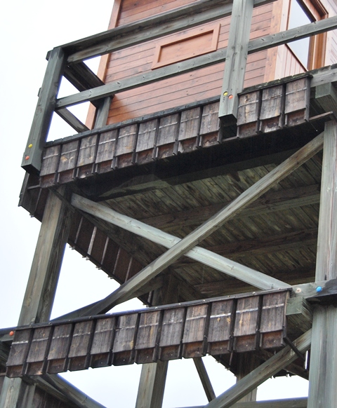Cajas-nido para el fomento de los murciélagos fijadas en la estructura de la torre-observatorio