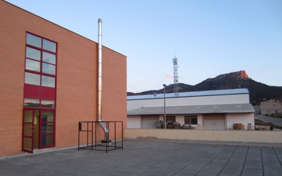 Ubicación del jaulón en la terraza del instituto; al fondo podéis ver el Pico del Remedio.
