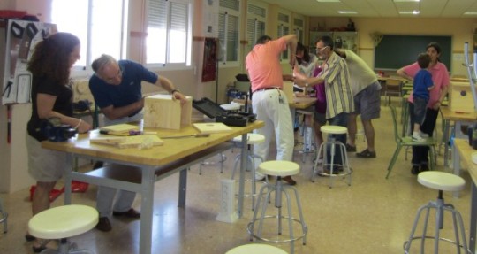 Taller de construcción de cajas-nido de autillo, realizado en la Jornada de intercambio de experiencias educativas, con profesorado de La Serranía (Valencia)